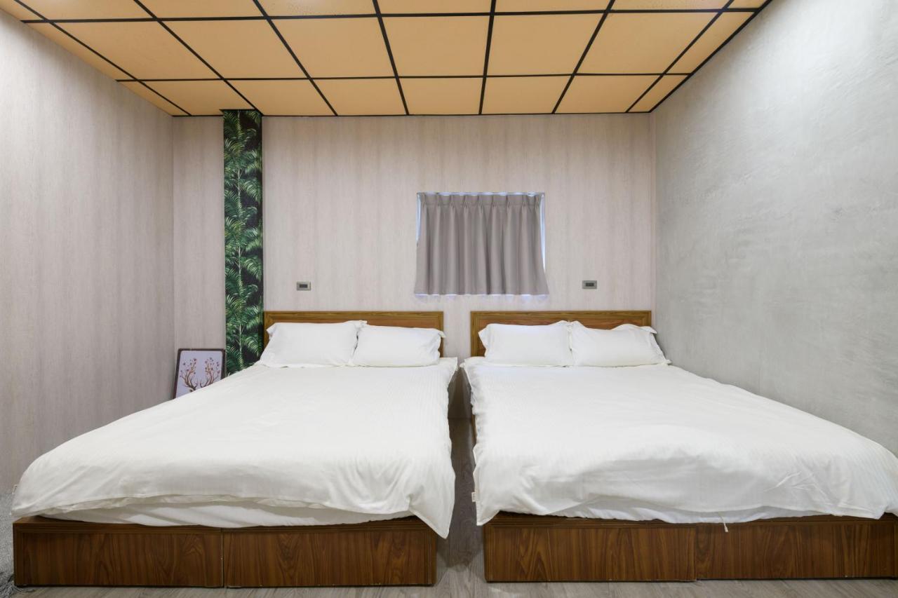 羅東夜市 小宅一生民宿 Night Market Small House Lifetime Hotel Luodong Buitenkant foto
