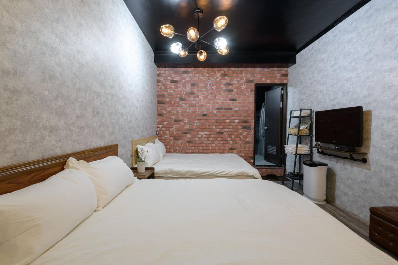 羅東夜市 小宅一生民宿 Night Market Small House Lifetime Hotel Luodong Buitenkant foto